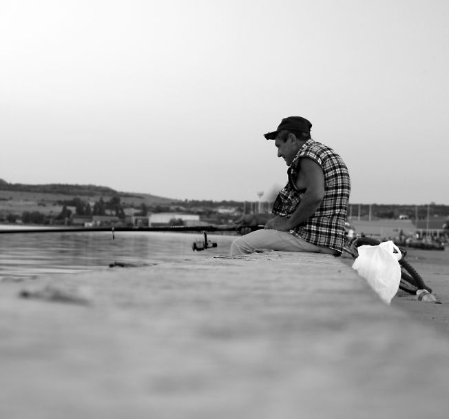 Рыбак на набережной.Крым 2013
