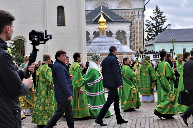 В День прославления Преподобного Сергия. Патриарх со свитой.