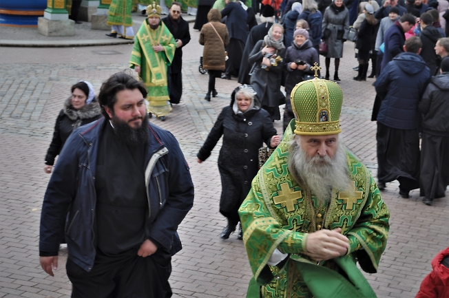 Владыка Феогност  после молебна на Соборной площади в День прославления пр. Сергия.