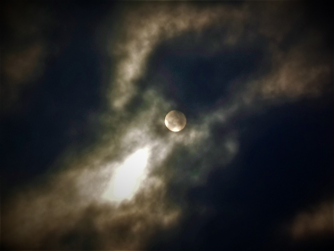  Луна в облаках