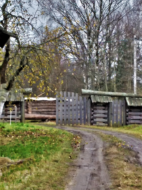 Ворота в музей  северорусской курной   избы в селе Воздвиженское