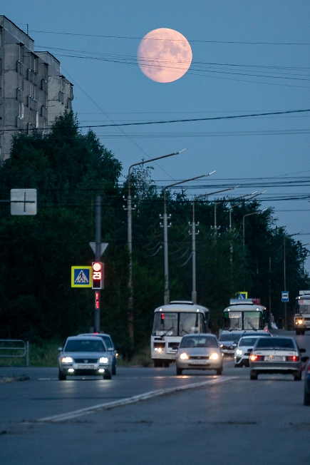 Луна над городом...