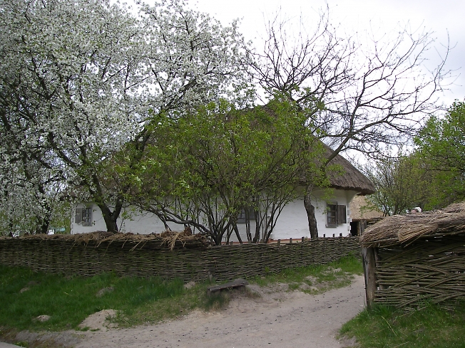 Украинская хата мазанка 17 века. Напольные покрытия симферополь. Канев черкасская область. Декор престиж. Хата симферополь.