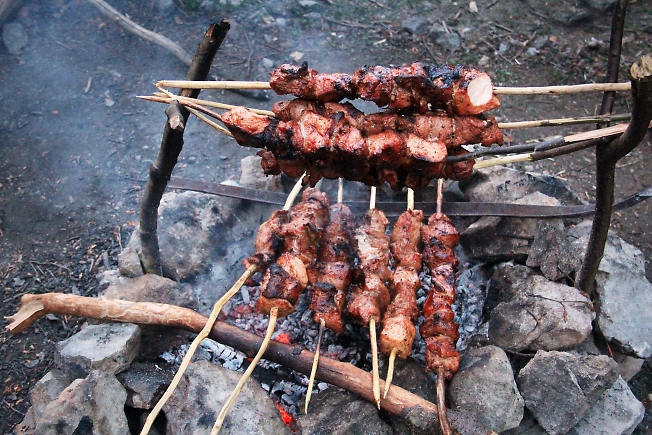 Тандыр на углях для шашлыка. Шашлык наро. Собака жареная на мангале. Шашлык. Мцвади хоровац.