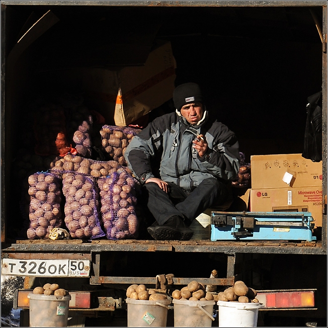 капуста или картошка в мешках. мешок картошки мем. картошка с проводами. уборка картошки. поле картошки.