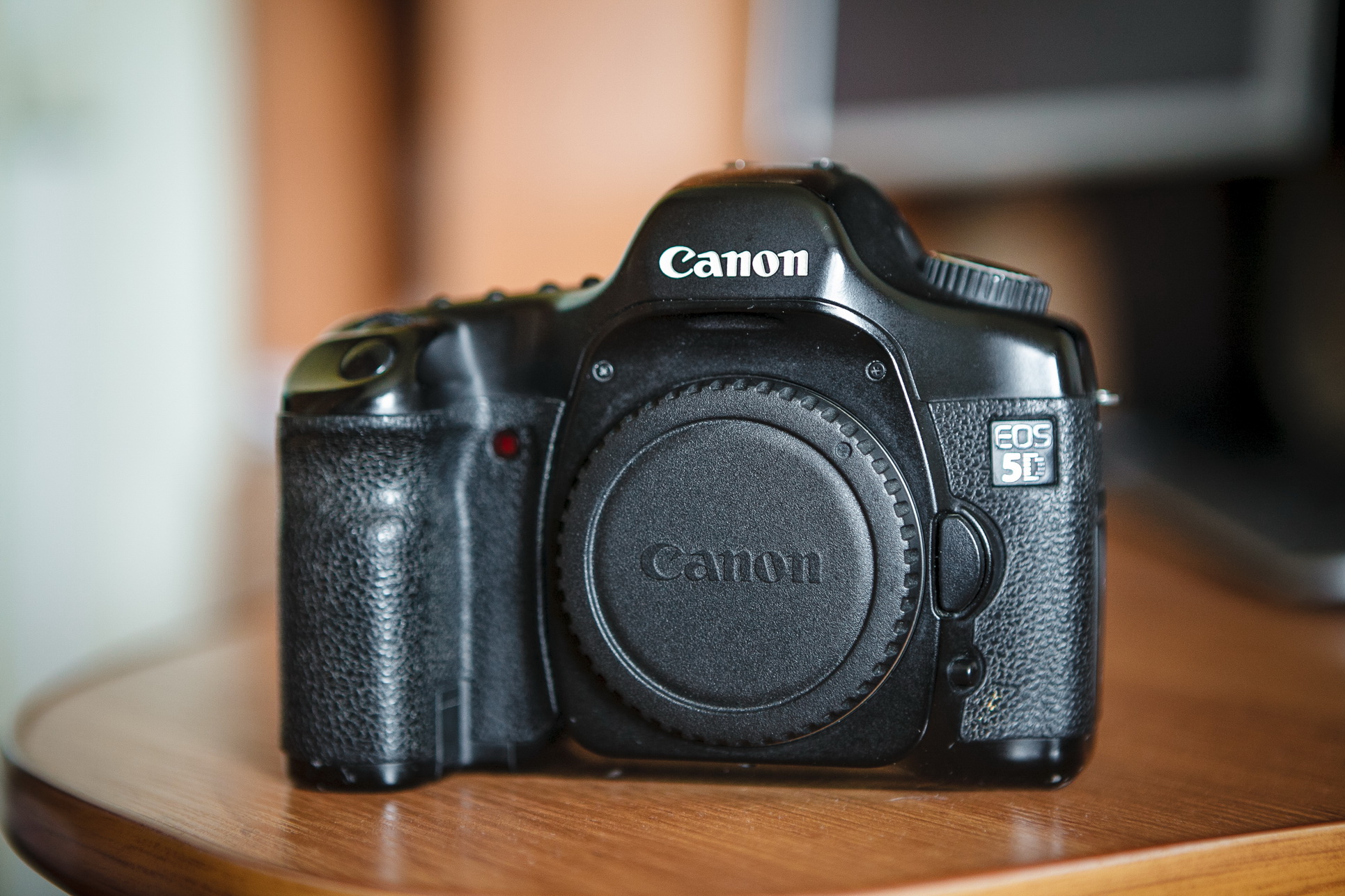 Сравнение canon 5d. Canon 5d Первопятак. Kodak EOS 5. EOS 5d зарядка.