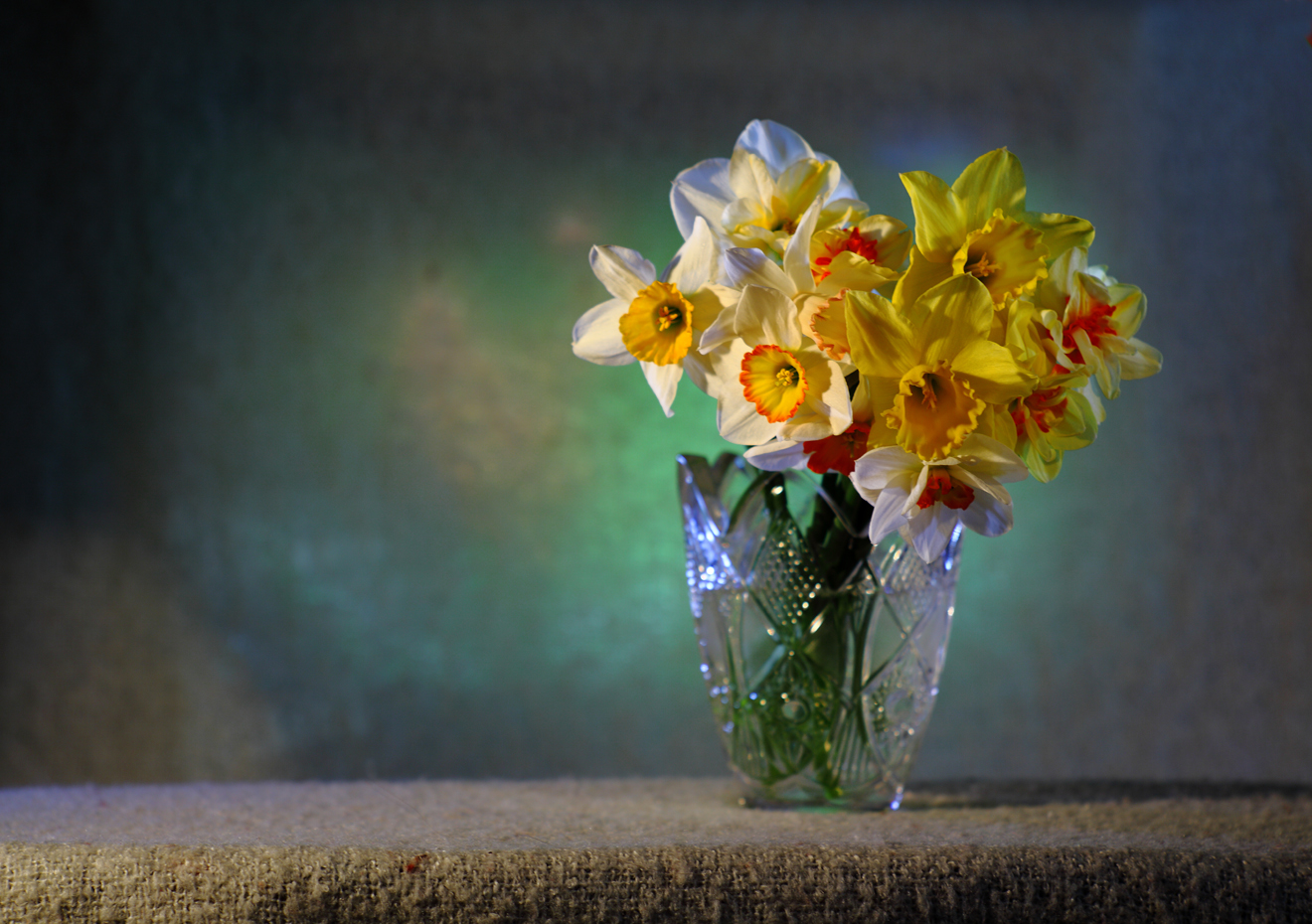Мир нарцисса. Нарциссы в вазе. Букет нарциссов в вазе. Нарциссы на окне. Нарцисс цветок в вазе.