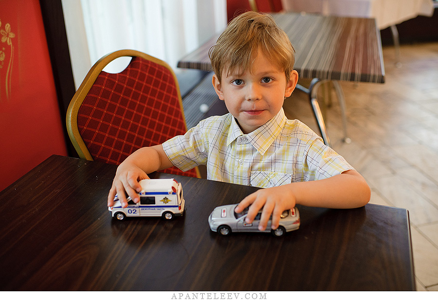 Мальчики играют в машины. Машинки для мальчиков. Мальчик играется в машинки. Дети играют в машинки. Машинки играть.