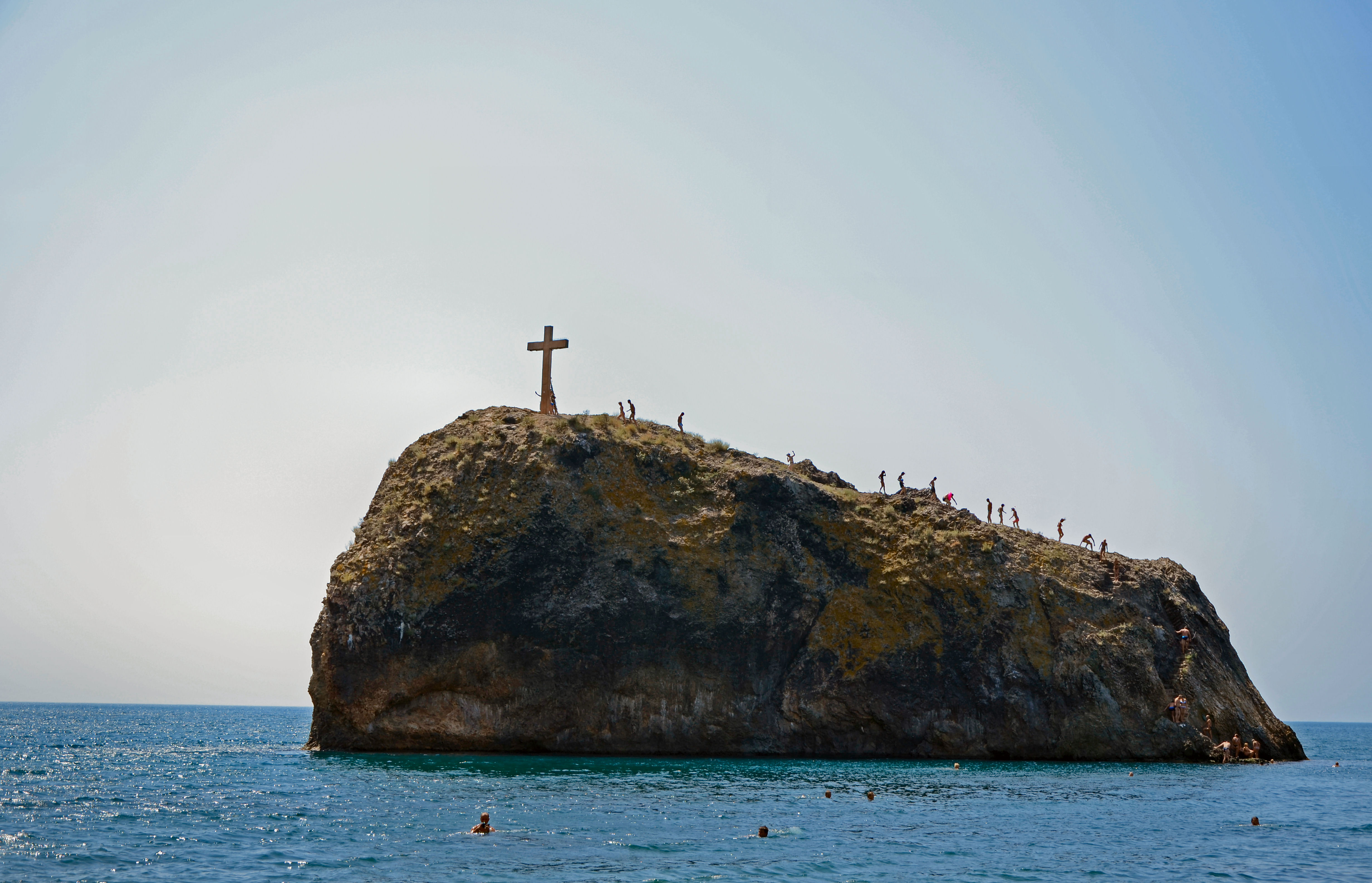 Святые скалы. Мыс Фиолент скала. Мыс Фиолент гора с крестом. Скала Святого Георгия мыс Фиолент. Фиолент скала с крестом.