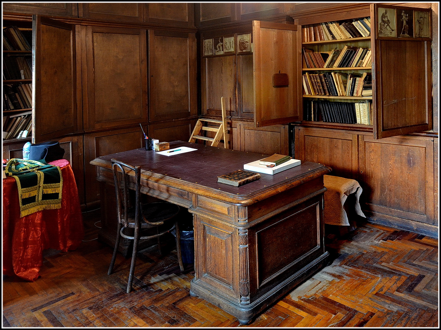 Хана кабинет. Кабинет Ротшильда в 19 века. Интерьер кабинета 19 века. Рабочие кабинеты известных людей. Старинный стол в кабинете.