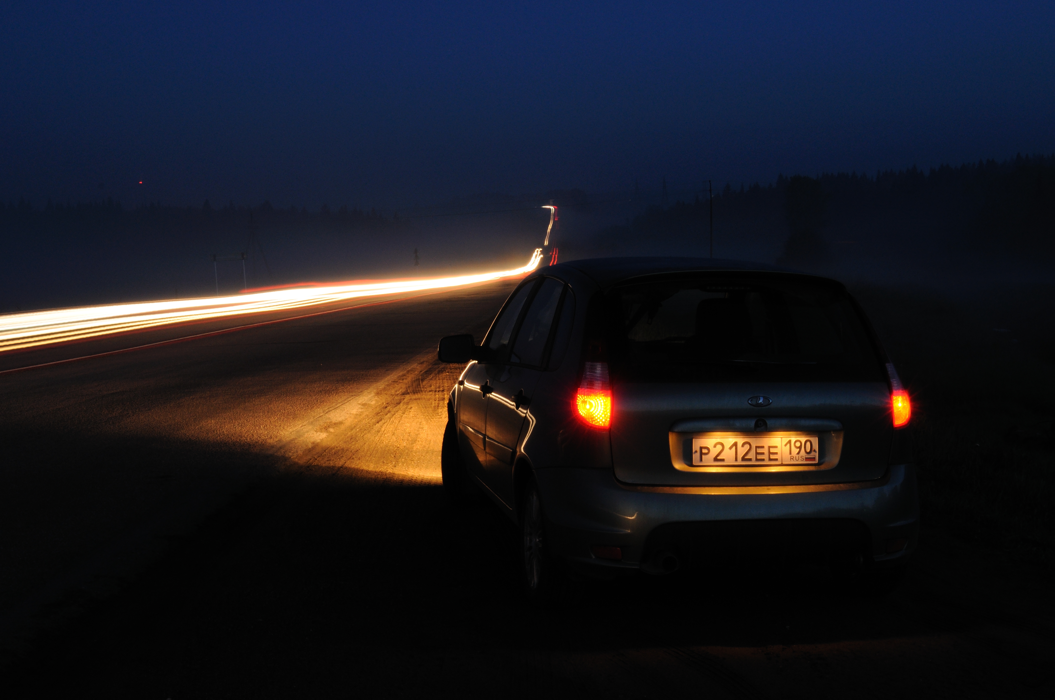 Движение без фары. Машина ночью на дороге. Машина на трассе ночью. Ночь трасса машина. Фары автомобиля ночью.