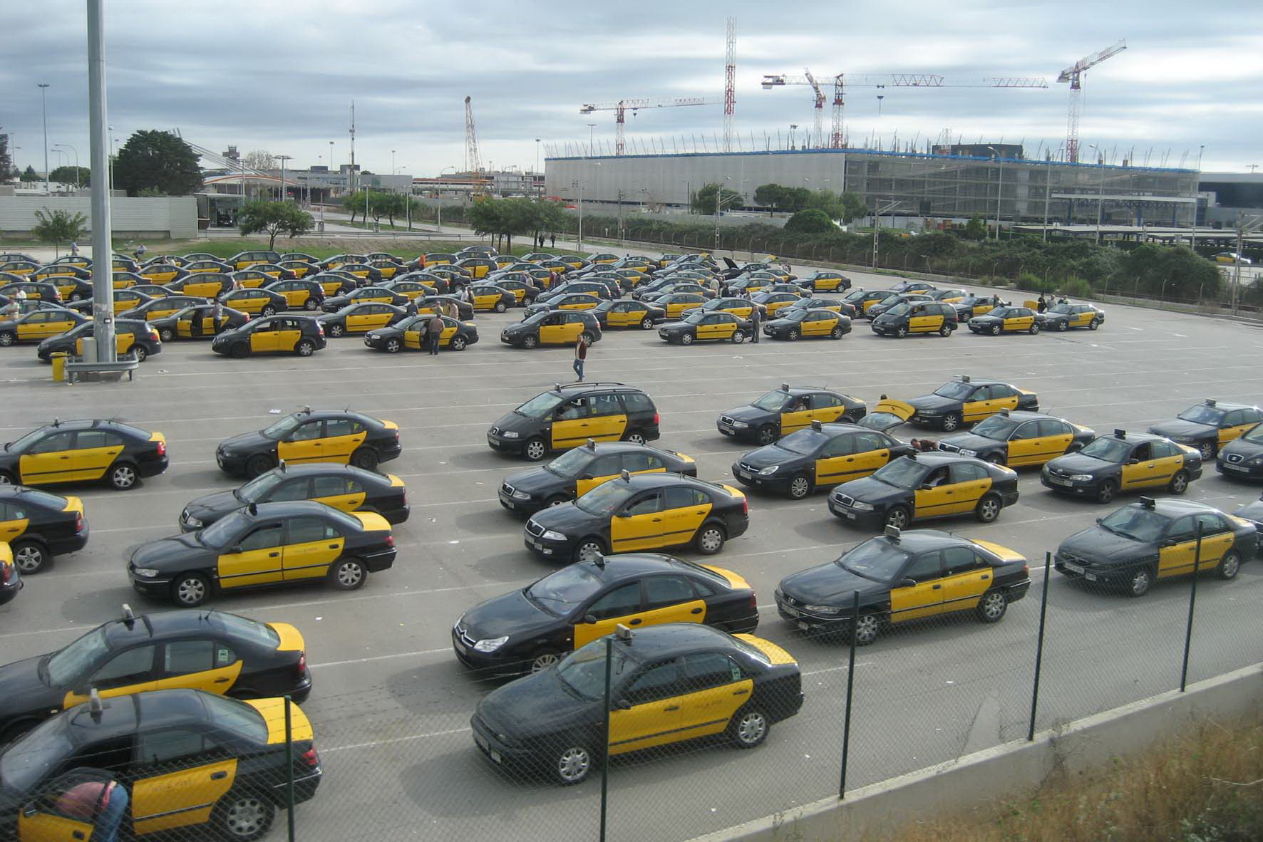 Расширение таксомоторного парка повышение. Стоянка такси. Парк машин такси. Стоянка таксопарка. Стоянка машин такси.