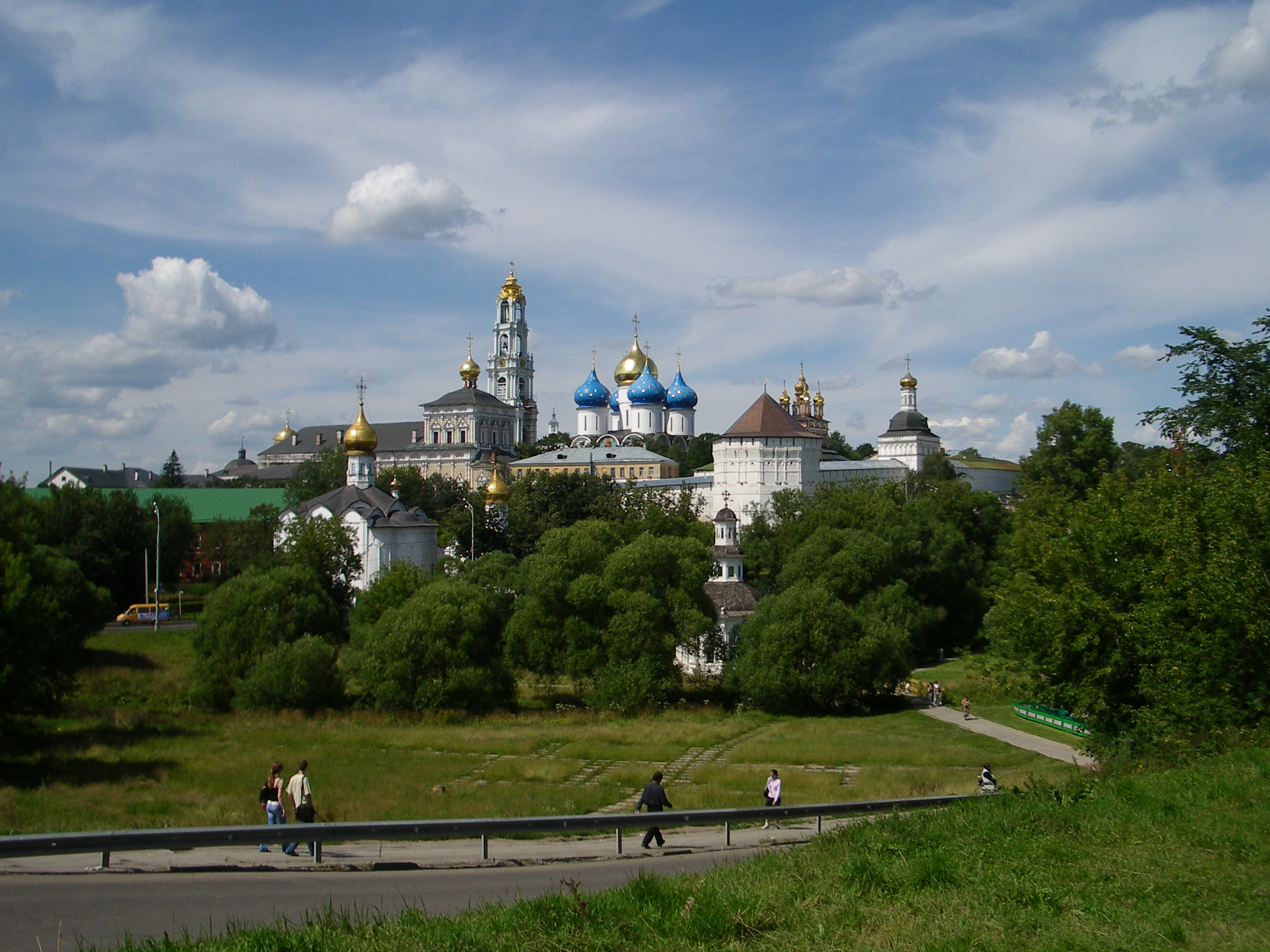 Лавра фото. Мытищи Лавра. Сергиев Посад обои. Окрестности Сергиева Посада природа.